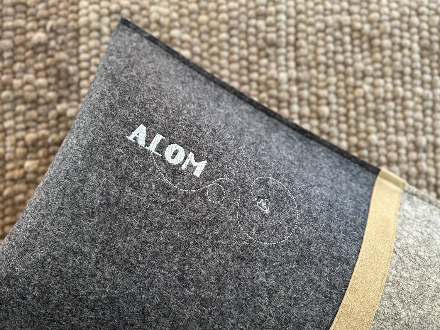 Wollfilz mit Bestickung